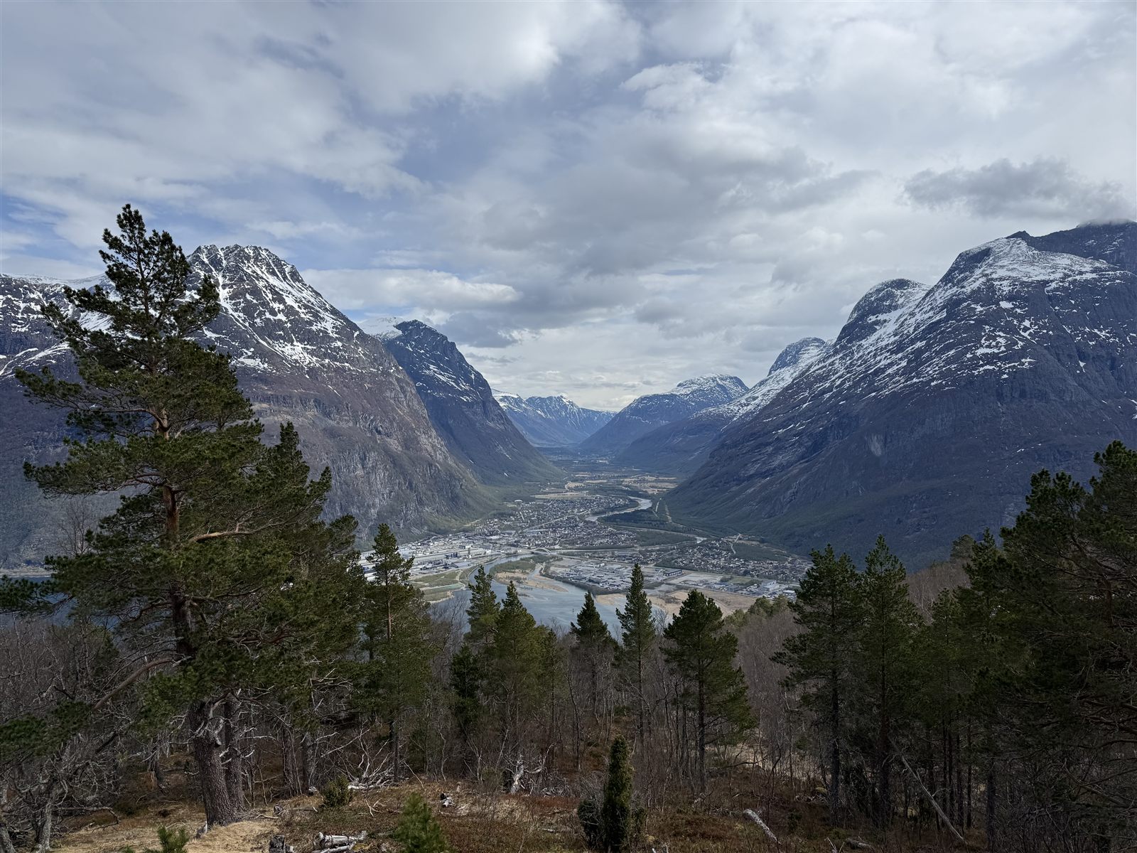 Utsikt over Sunndalsøra i dalen mellom snøkledde fjell