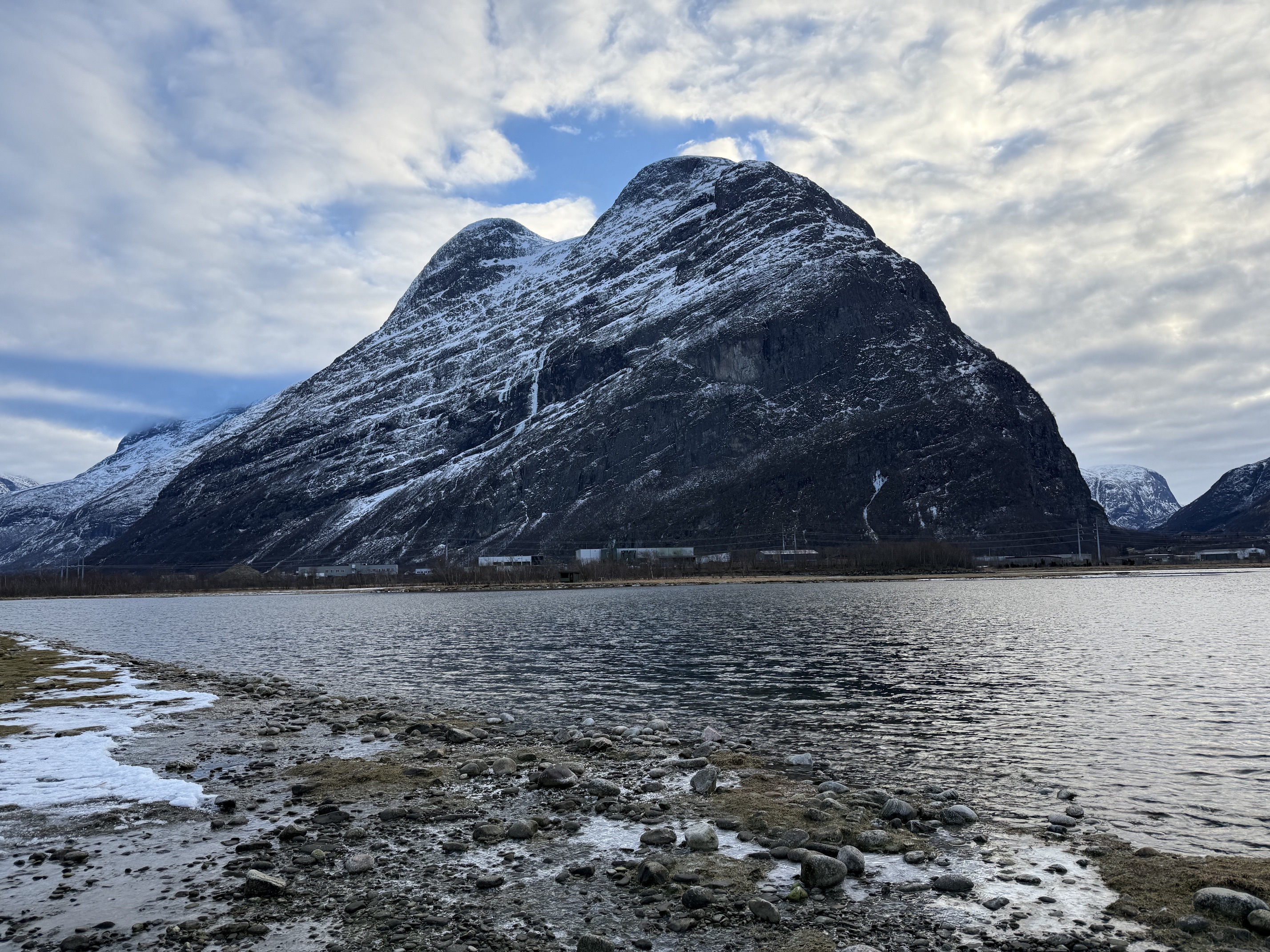 Fjellet sett fraa fjorden